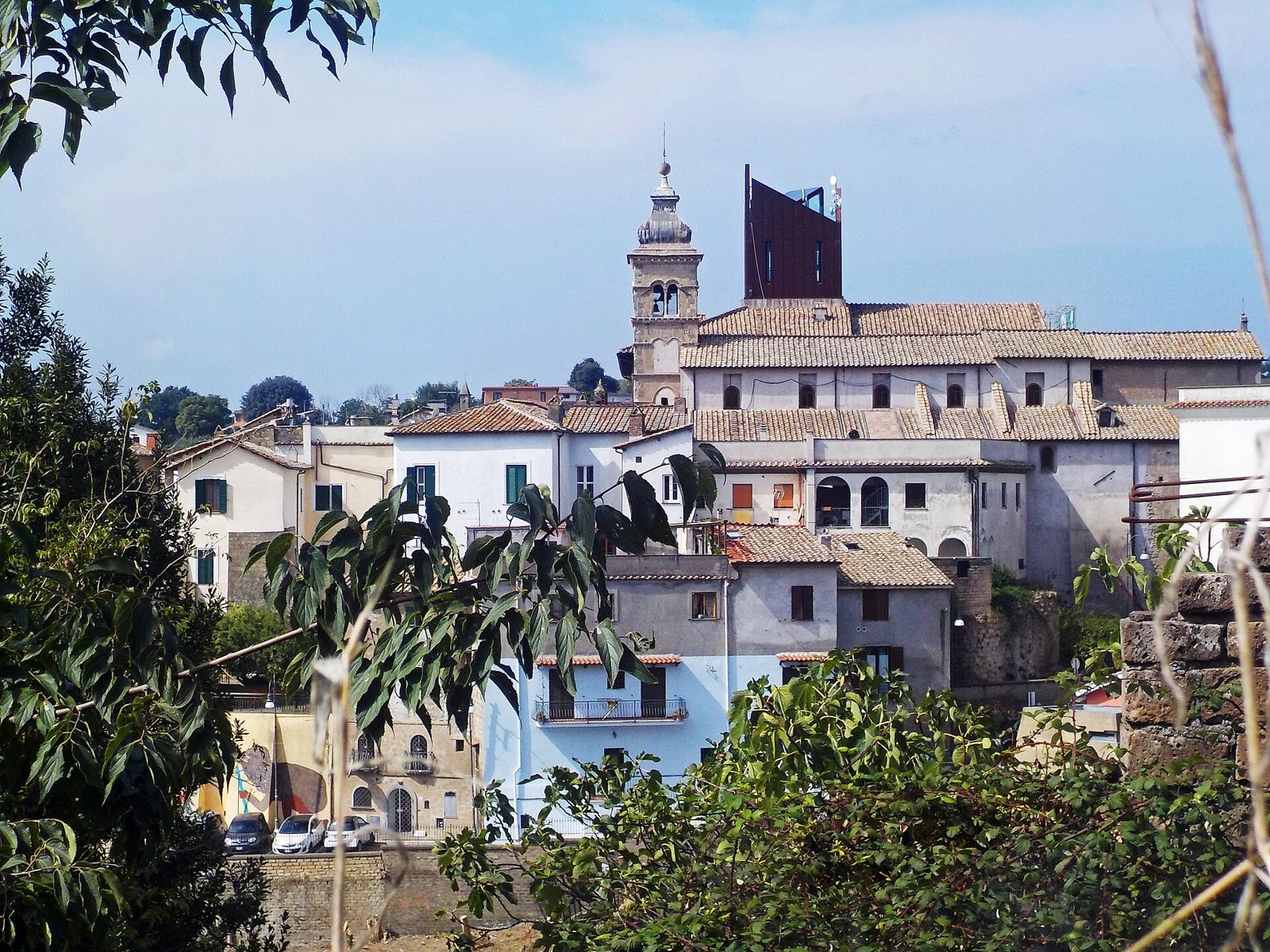 Il campanile di San Lorenzo e il borgo di Formello