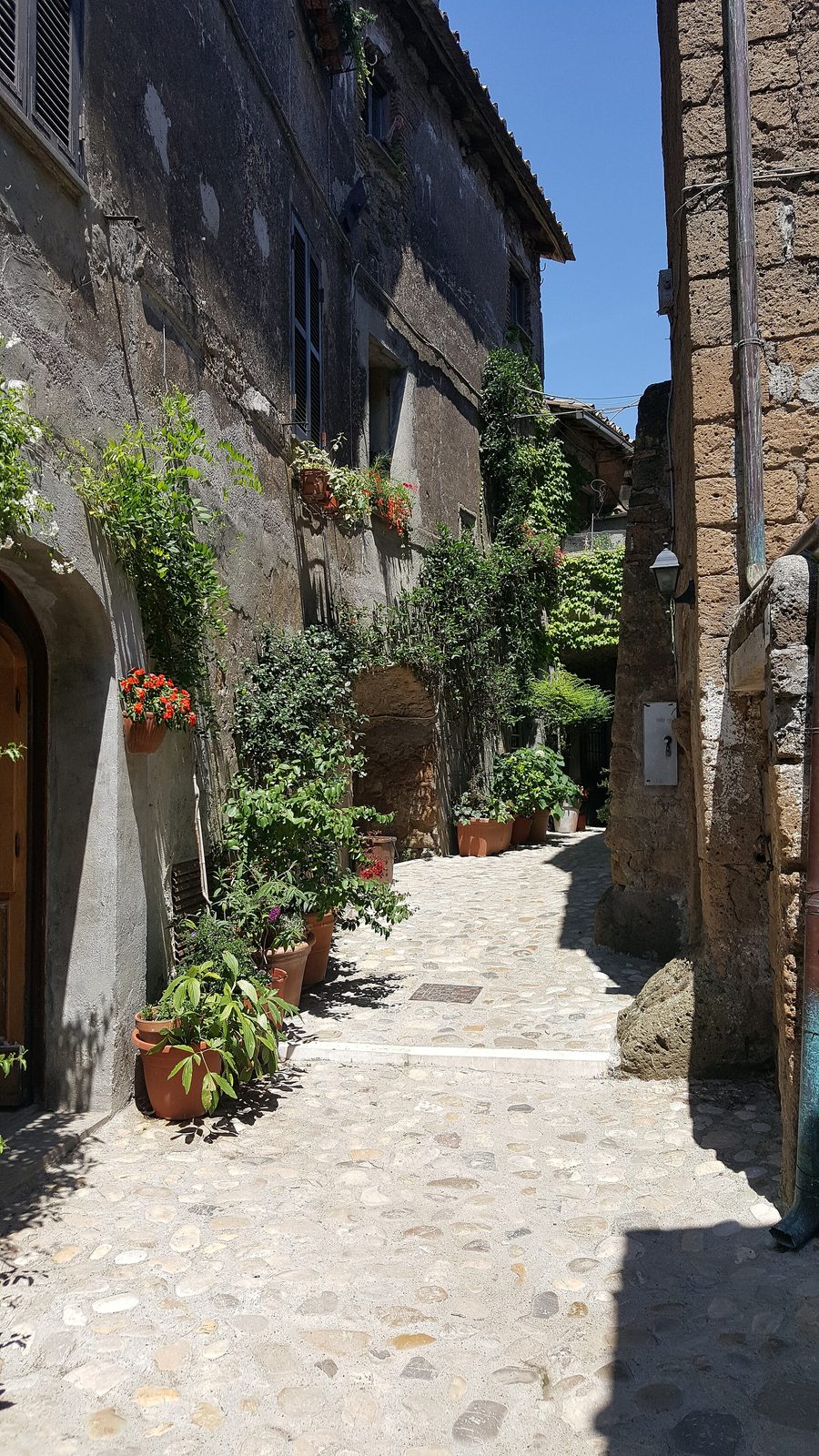 Calcata Vecchia street 1.jpg