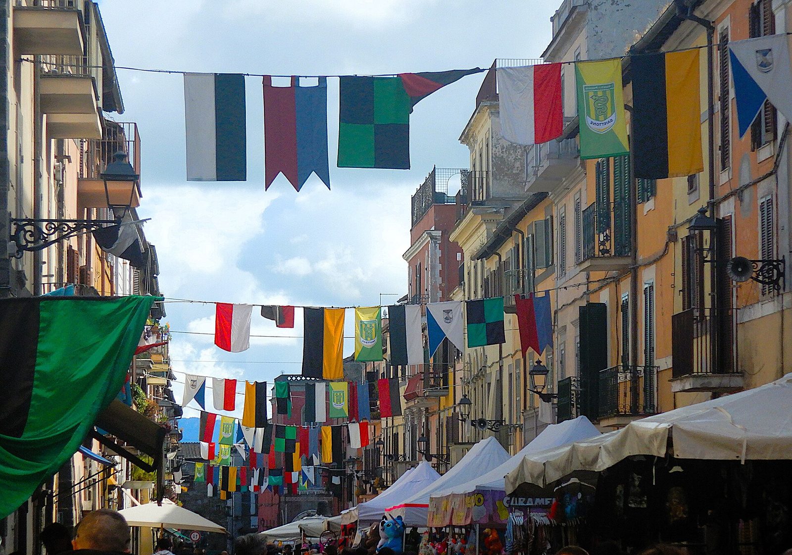 Il corso di Campagnano di Roma addobbato con bandierine e stendardi colorati delle contrade per la Festa del Baccanale