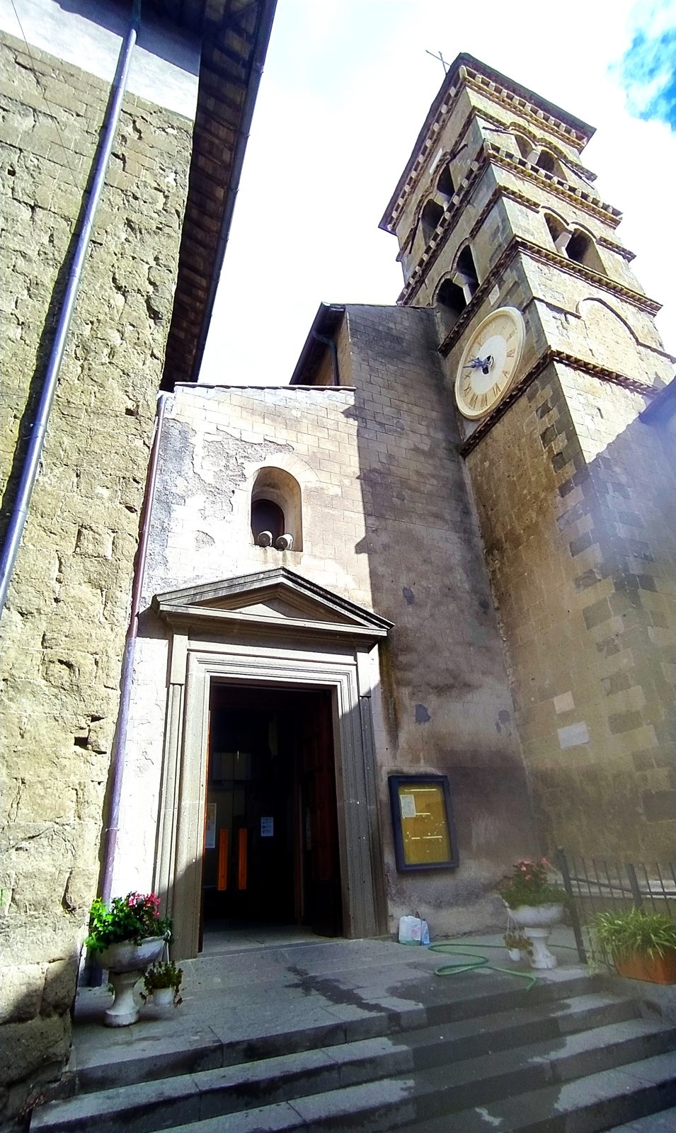 Facciata della chiesa di San Lorenzo Martire, Formello