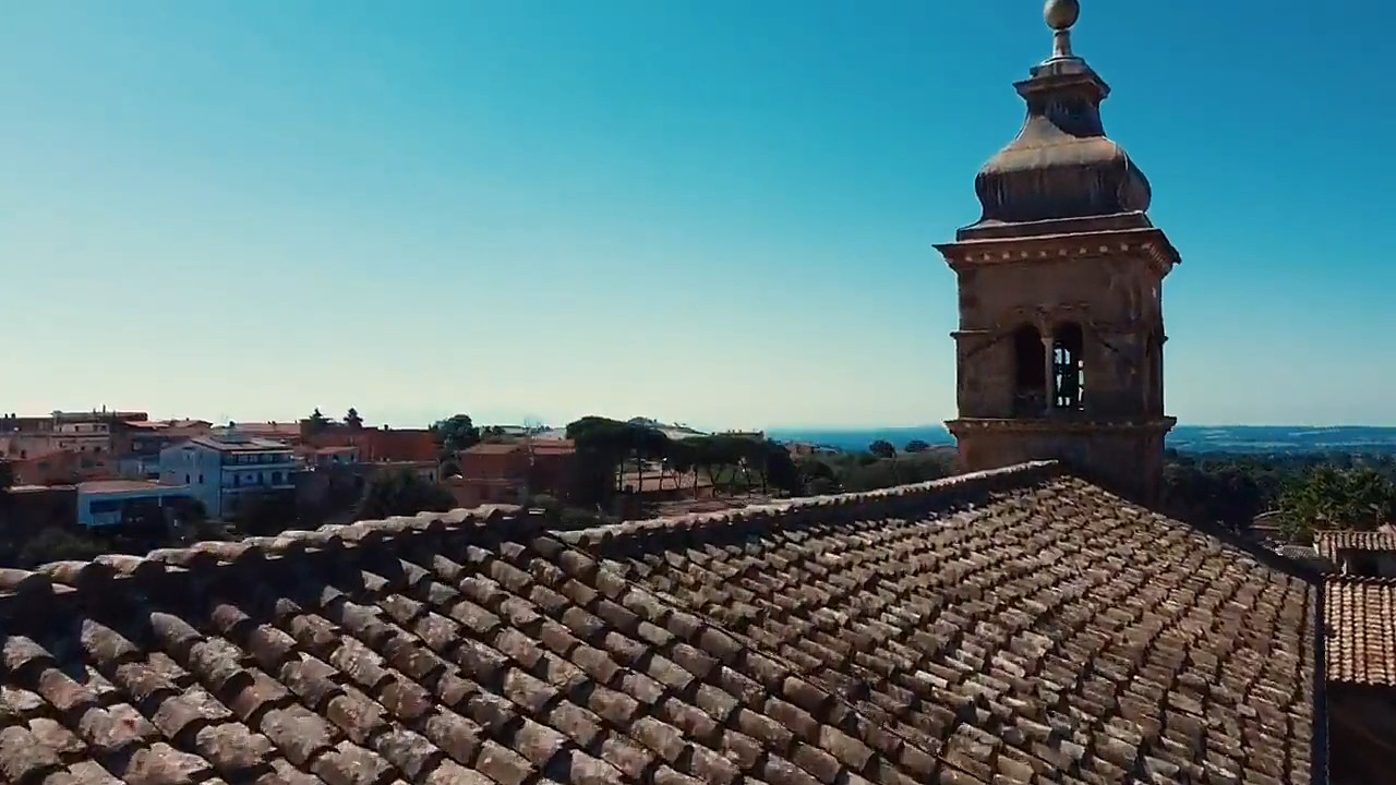 Formello: il campanile di San Lorenzo dall'alto (foto del comune, non dell'attività)