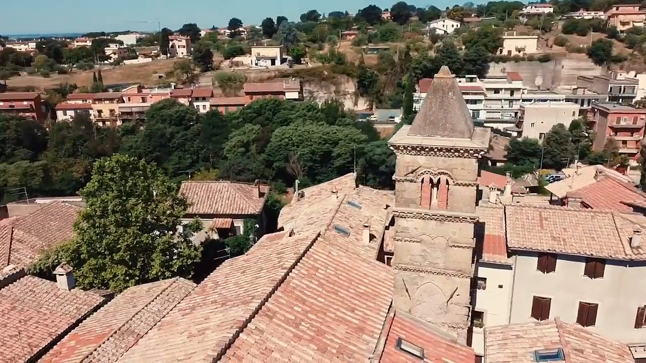 I tetti del centro storico di Formello visti dall'alto, con le case più recenti sulle colline intorno